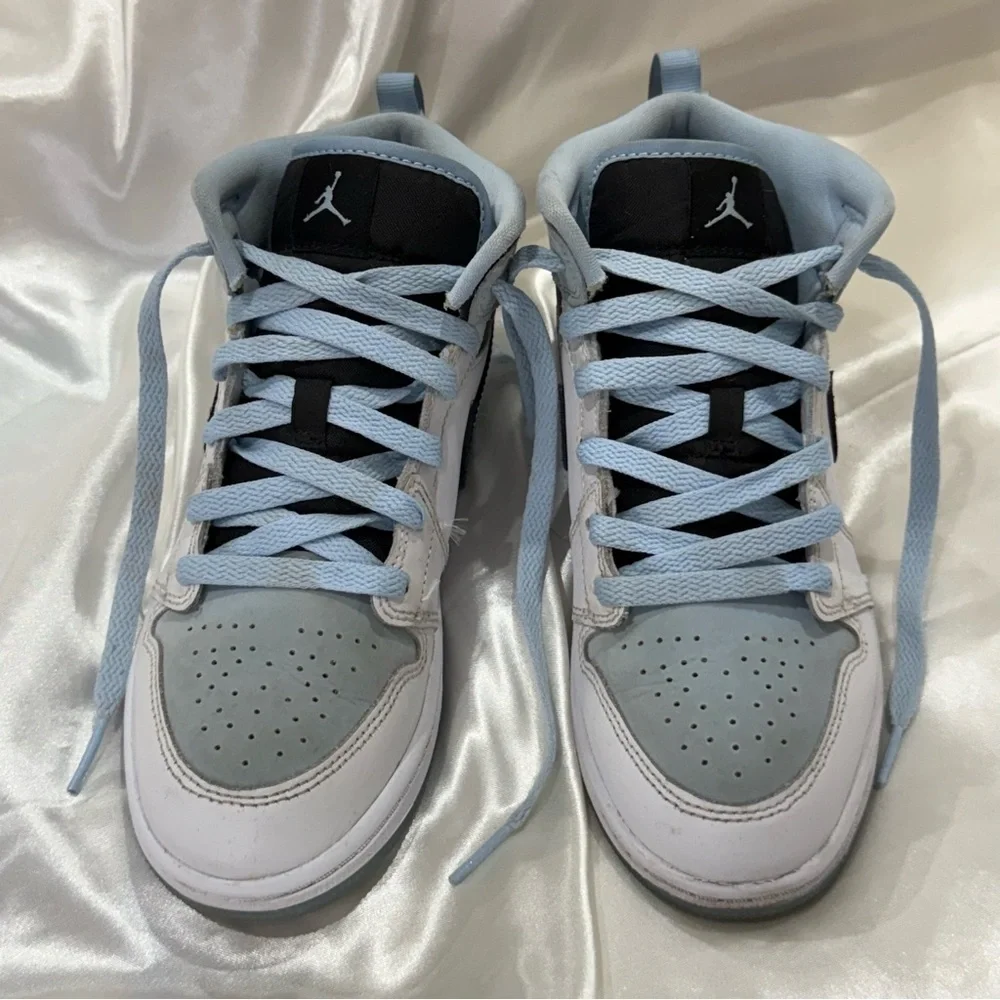 Nike Air Jordan Retro 1 MID SE Sneakers UNC Ice Blue Size 3Y Streetwear Sporty
